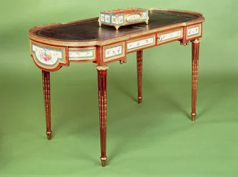 Bureau plat Louis XVI avec placage en bois de rose pâle et galerie en bronze doré, attribué à Martin Carlin